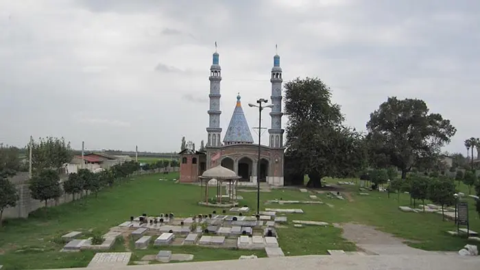 قبرستان و مسجد پوشیده از درخت در فریدونکنار 4654164141