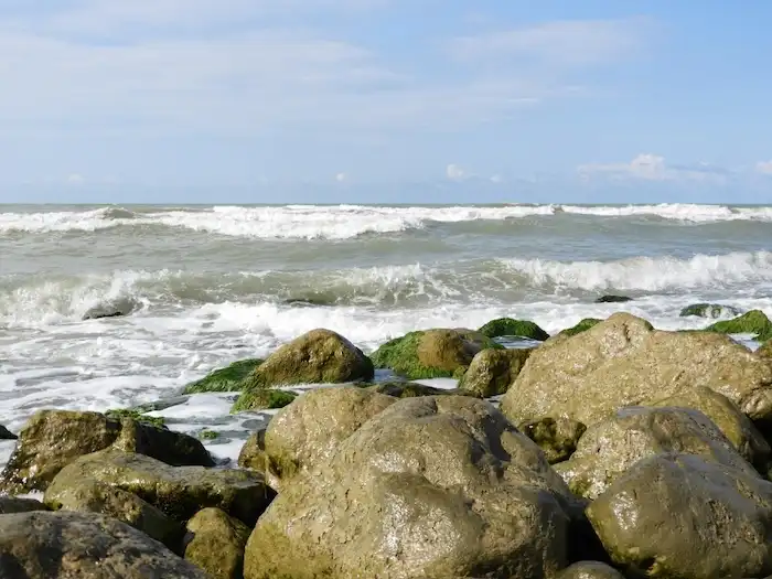 برخورد امواج ملایم سواحل ساحل خشت سر به سنگ ها و صخره های مستحکم 76854656685685