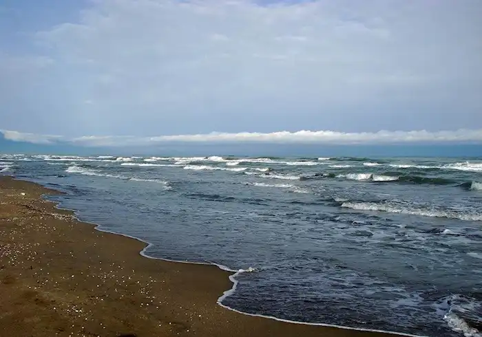 برخورد امواج رقصان ساحل مرمر محمودآباد به شنزار های اطراف 8574854854685646