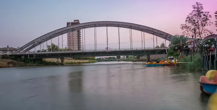 پل تاریخی فریدونکنار بر روی رودخانه پر آب و زلال در شهر فریدونکنار 541558415241085