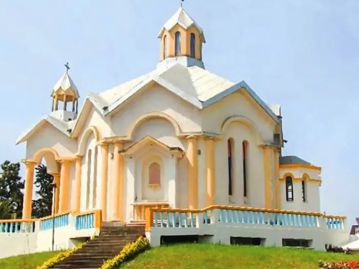 ساختمان مدرن سفید کلیسای آنتوان مقدس در مازندران 1563587645