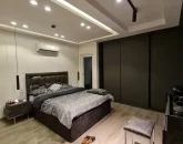 تخت خواب با روتختی مشکی و سقف نور پردازی شده با نور سفید اتاق خواب 1 واحد در برج سفید 988654153413