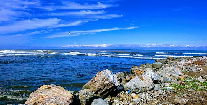 ساحل سنگی محمودآباد همراه با شن های سفید 4841555448