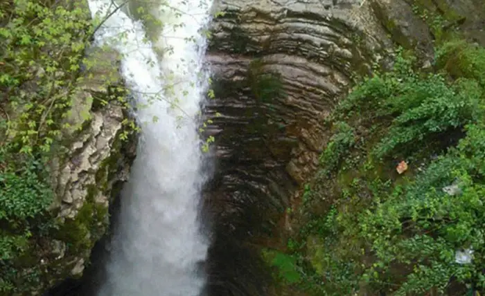 آب خروشان آبشار ونوش پوشیده از گلسنگ در دل صخره ها 41564165