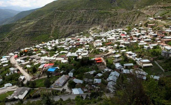 نمایی از خانه های زیبا و دشت های روستای سیاه کلا در محمودآباد 416476874