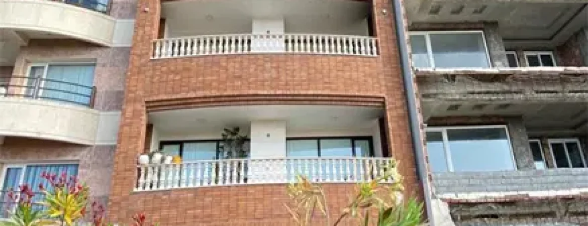 نمایی آجری با تراس بزرگ آپارتمان در محمودآباد 5754665