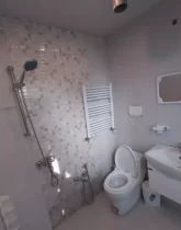 دوش حمام و توالت فرنگی و روشویی سرویس بهداشتی آپارتمان در سرخرود