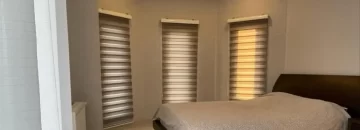 تخت خواب با روتختی سفید و سقف نور پردازی شده با نور سفید ویلا در ملاکلا 8654541