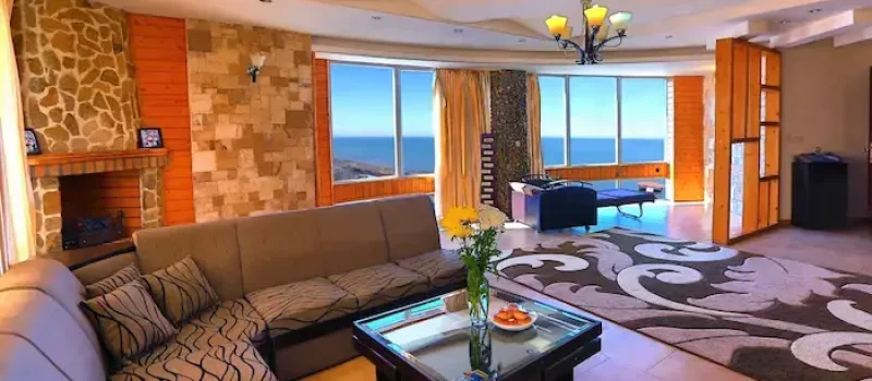 نمای داخلی اتاق مبله با ویوی روبه دریا در مجموعه گردشگری و اقامتی صدف محمود آباد 565467457